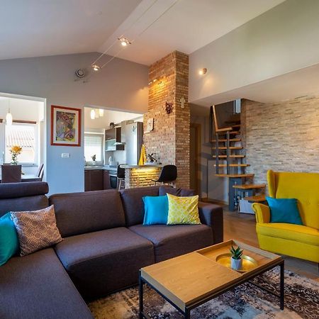 Apartman Ember Pula Bagian luar foto