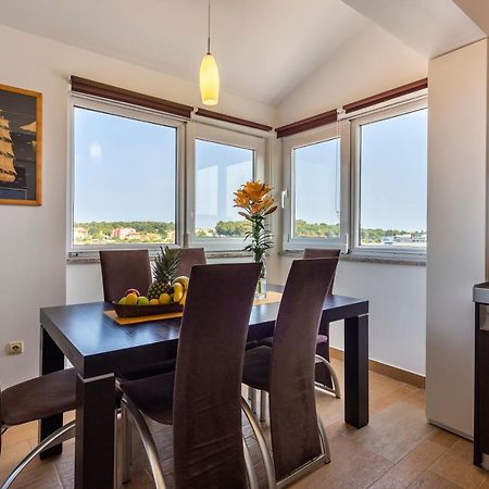 Apartman Ember Pula Bagian luar foto