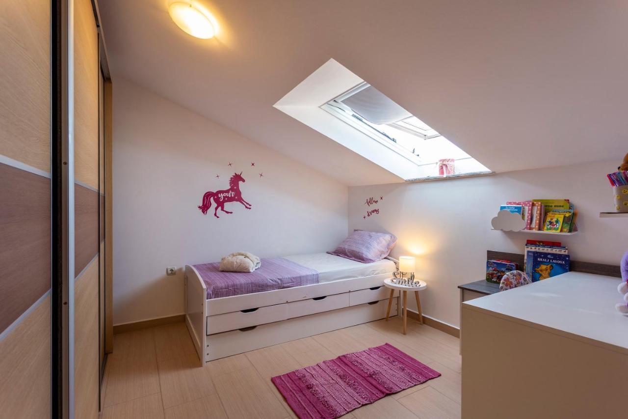 Apartman Ember Pula Bagian luar foto
