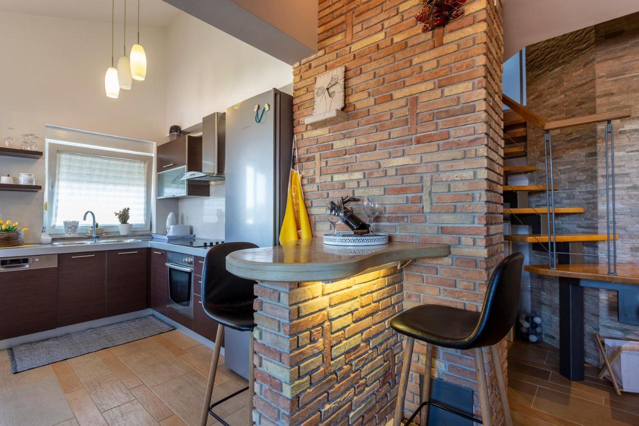 Apartman Ember Pula Bagian luar foto