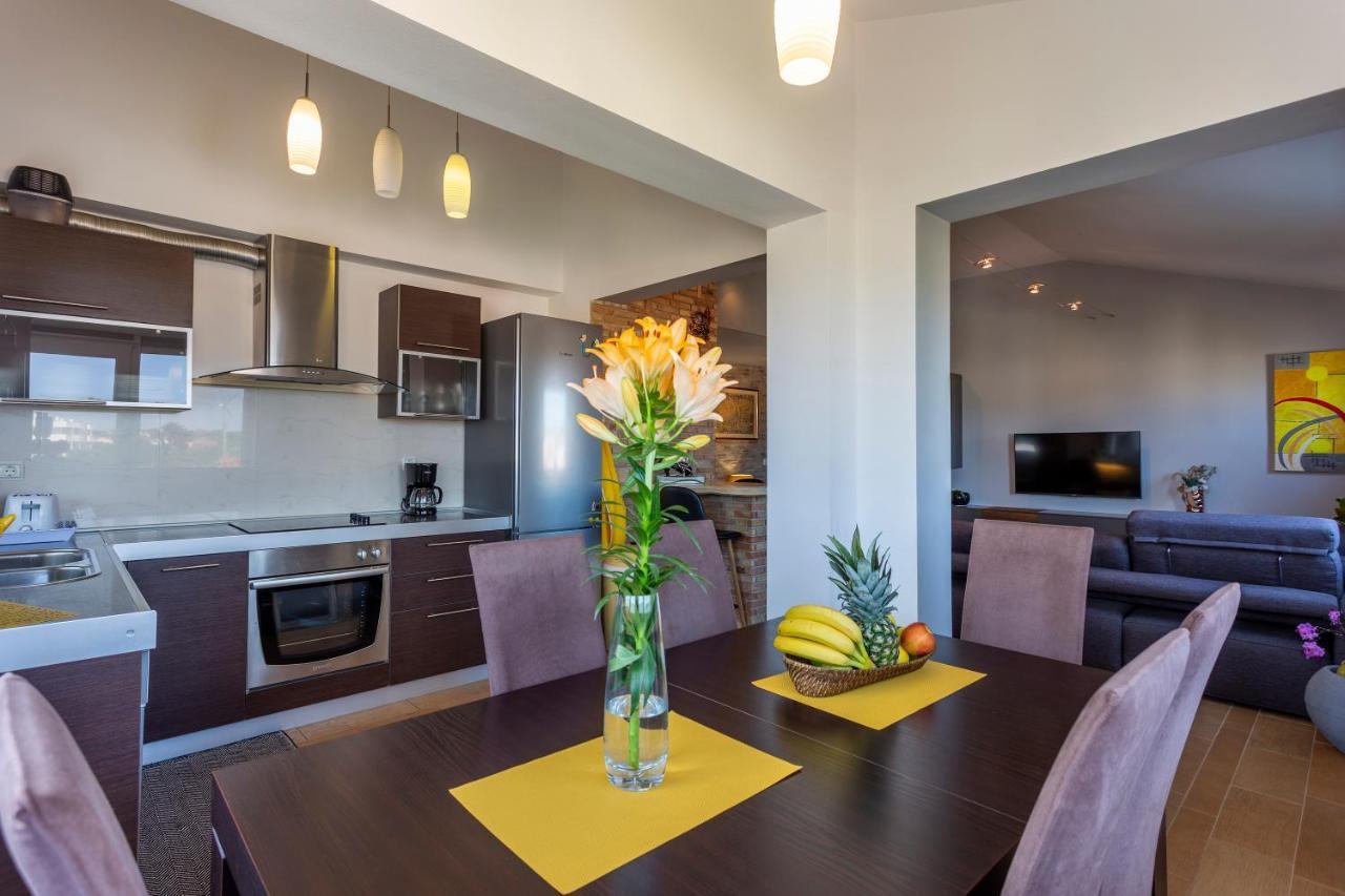 Apartman Ember Pula Bagian luar foto