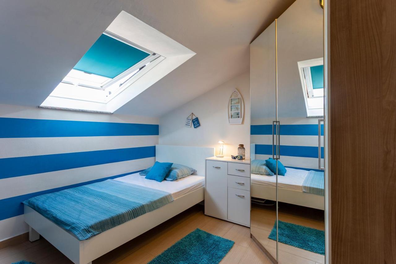 Apartman Ember Pula Bagian luar foto